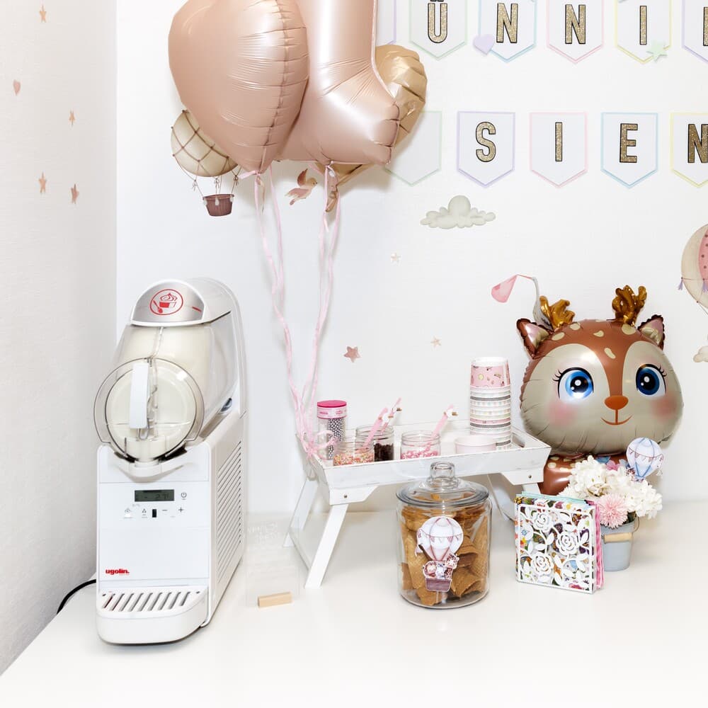 Jäätisemasin koos kaunistuste ja vahvlitega